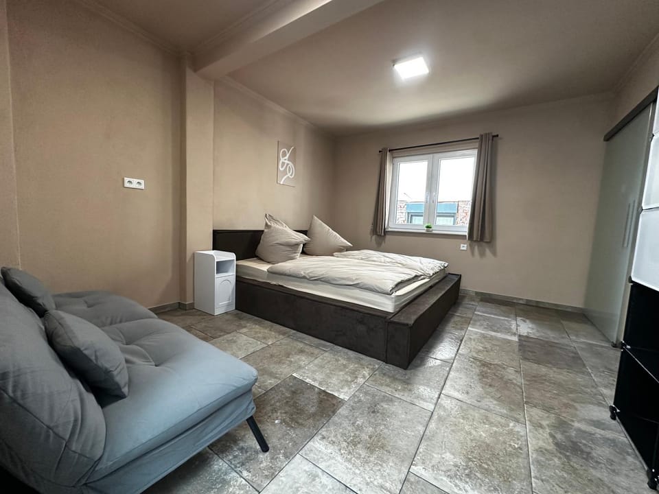 Bed, Photo of the whole room, Seating area, Bedroom
