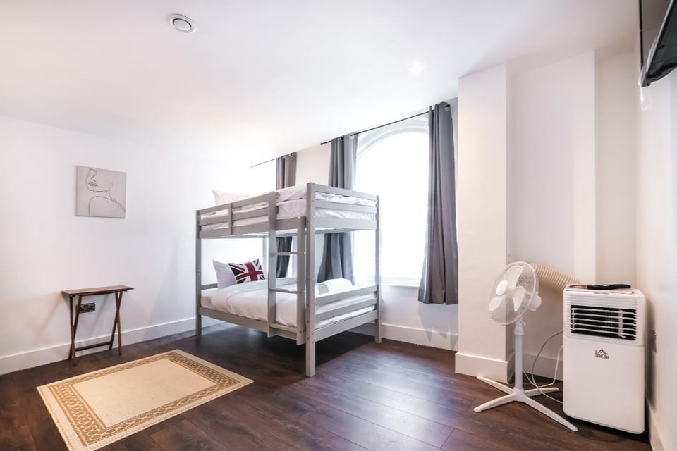 Spacious and Delightful Sleep 5 Piccadilly VRC Apartment in City of Westminster