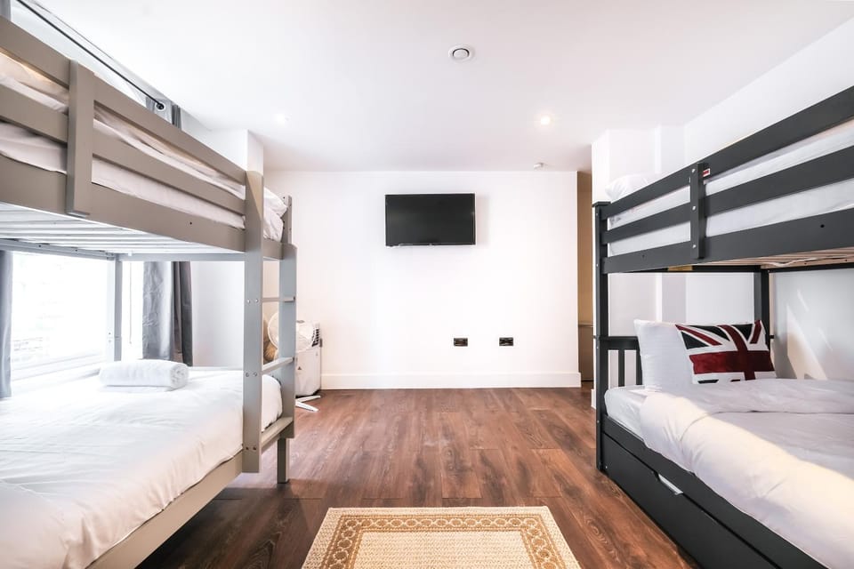 Spacious and Delightful Sleep 5 Piccadilly VRC Apartment in City of Westminster