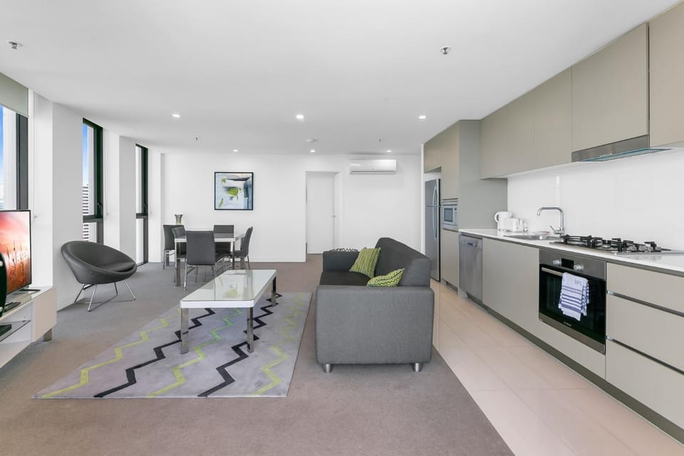 Wonderful 2-Bed with Pool, Gym & Scenic Views Apartment in Surfers Paradise Boulevard