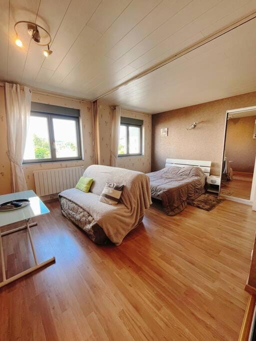 Bed, Photo of the whole room, Bedroom, internet