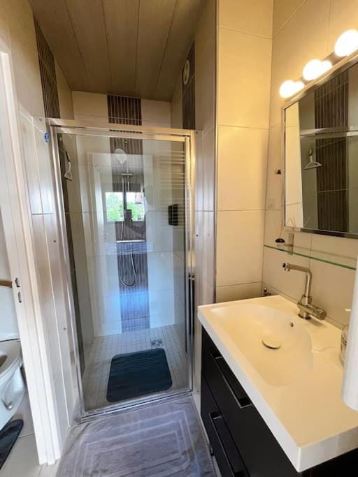 Shower, Bathroom, towels