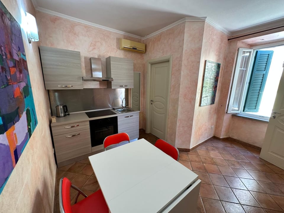 Kitchen or kitchenette, Dining area, minibar, pet friendly, stove, air conditioner