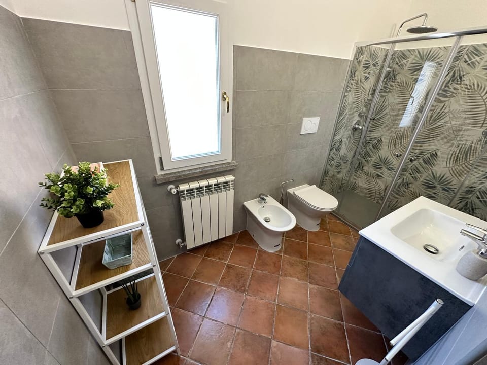 Shower, Toilet, Bathroom, bidet, towels