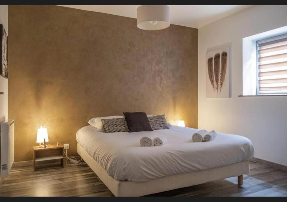 Bed, Photo of the whole room, Bedroom, heating, towels