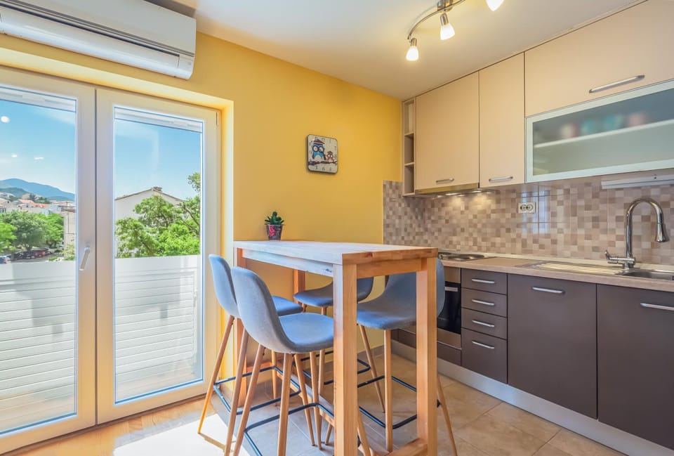 Kitchen or kitchenette, Dining area, City view