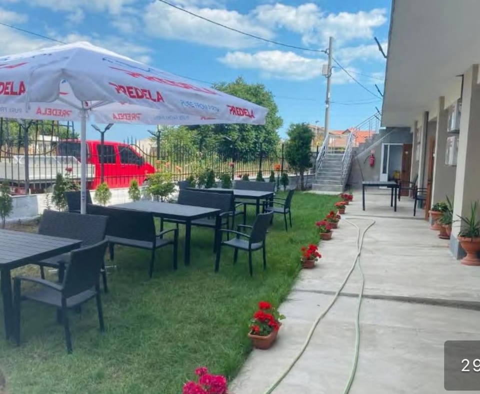 Property building, Patio, Restaurant/places to eat, Garden, Seating area