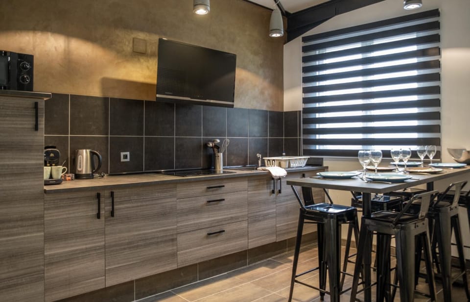 Coffee/tea facilities, Kitchen or kitchenette, Dining area, stove