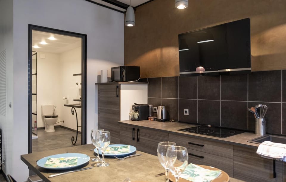 Kitchen or kitchenette, Dining area, stove