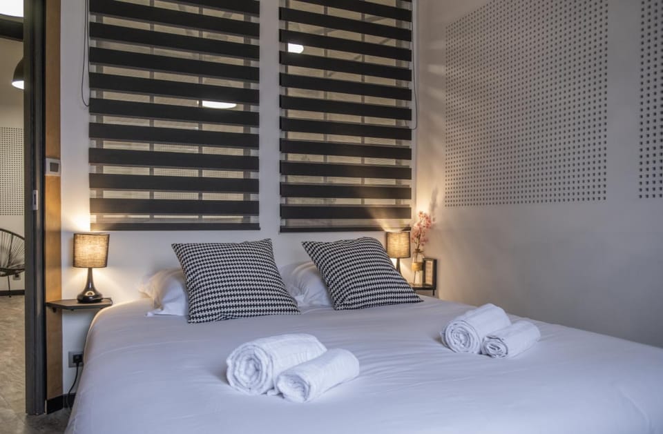 Bed, Photo of the whole room, Bedroom, towels