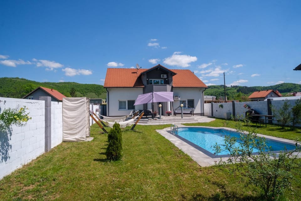 Property building, Spring, Day, Natural landscape, Garden, Garden view, Mountain view, Pool view, Swimming pool, sunbed