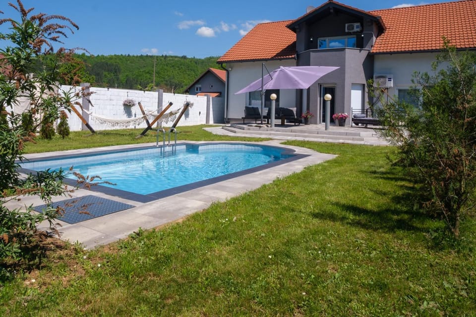 Property building, Spring, Day, Natural landscape, Garden, Garden view, Mountain view, Pool view, Swimming pool, sunbed