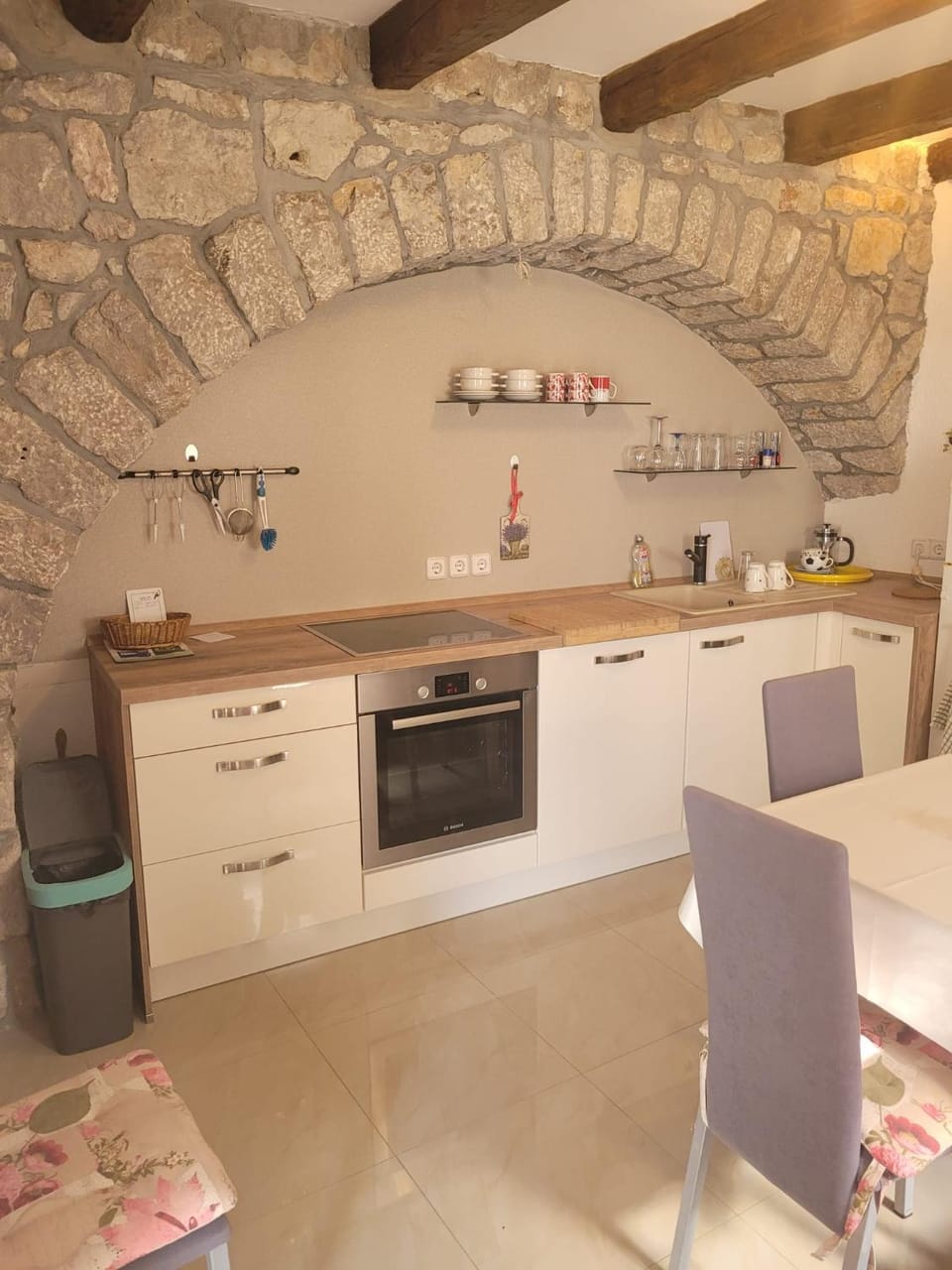 Kitchen or kitchenette, Dining area, oven, stove