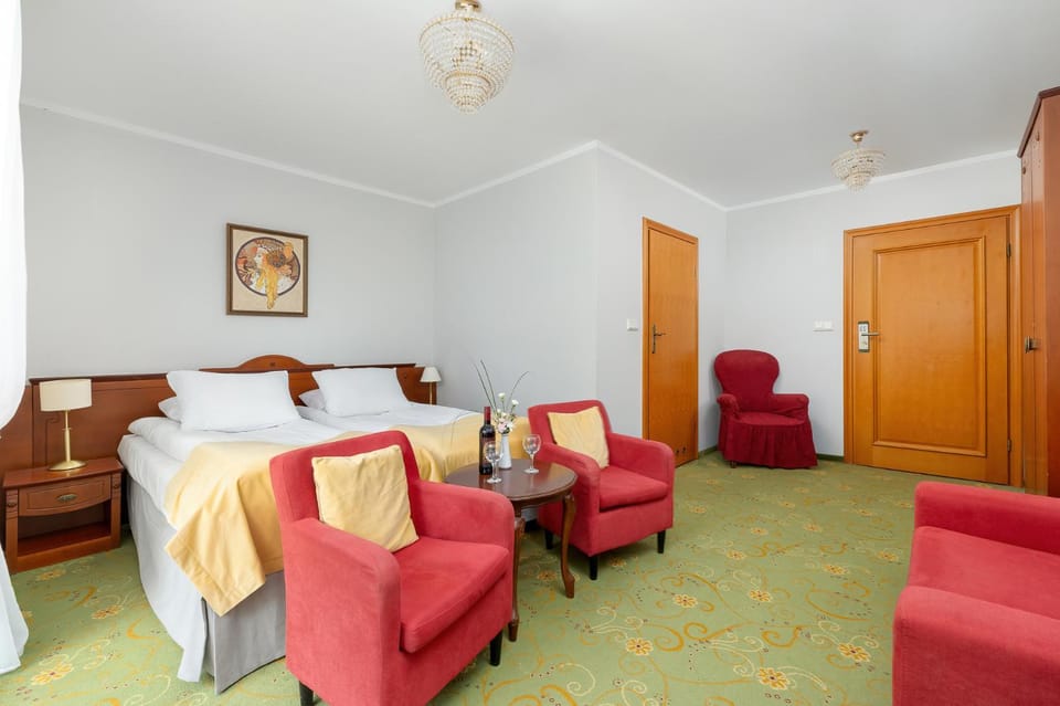 Bed, Photo of the whole room, Seating area