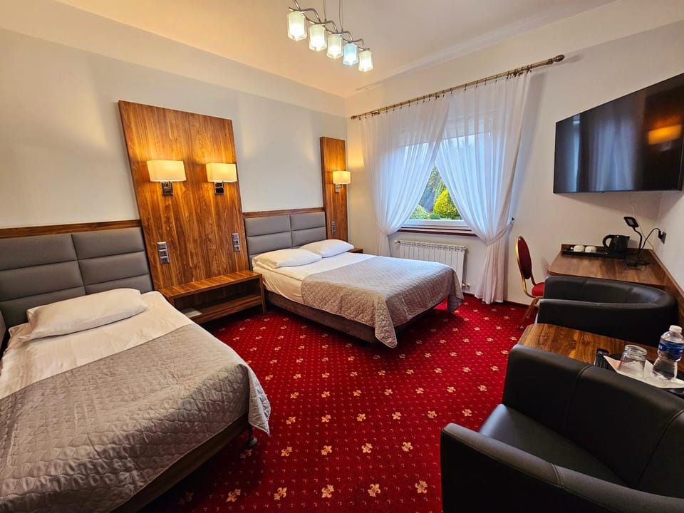 Bed, TV and multimedia, Living room, Photo of the whole room, Seating area, Bedroom, hair dresser
