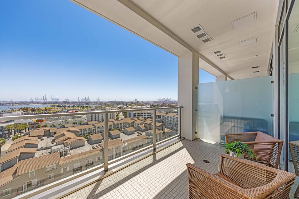 View (from property/room), Balcony/Terrace, Seating area, Beach, City view, Sea view