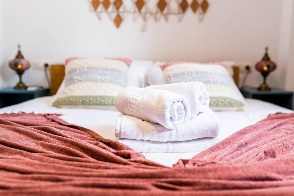 Bed, Bedroom, towels