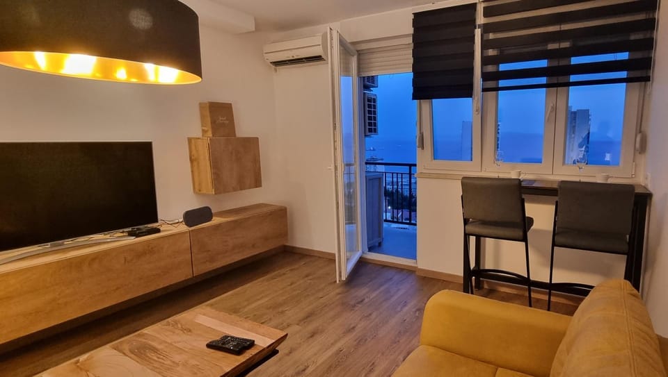 Communal lounge/ TV room, TV and multimedia, Living room, Seating area, Evening entertainment