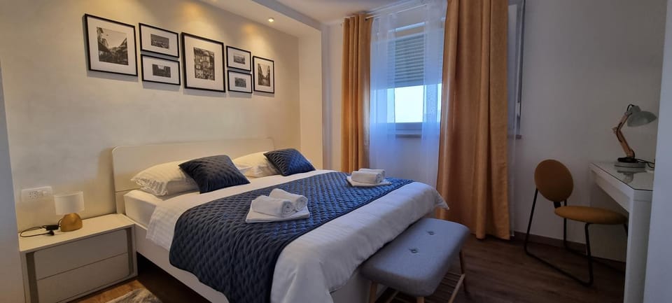 Bed, Bedroom, towels