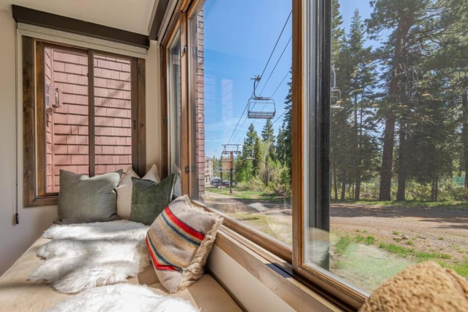 Skiing, Skiing, Living room, Seating area