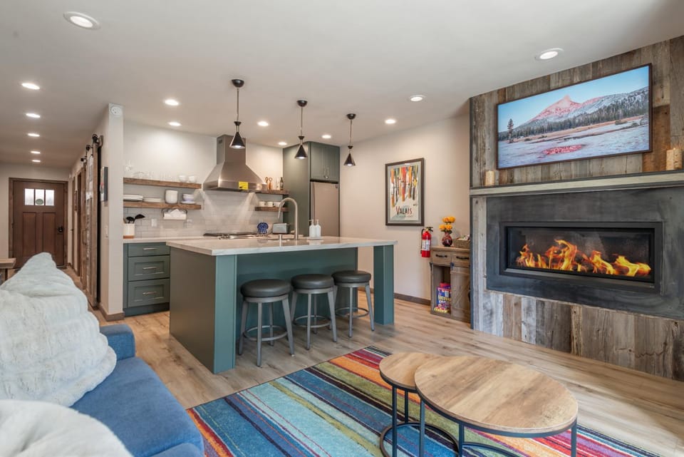 TV and multimedia, Kitchen or kitchenette, Living room, Seating area, Dining area, flat iron