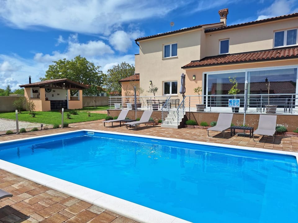Property building, Patio, Day, Pool view, Swimming pool, sunbed
