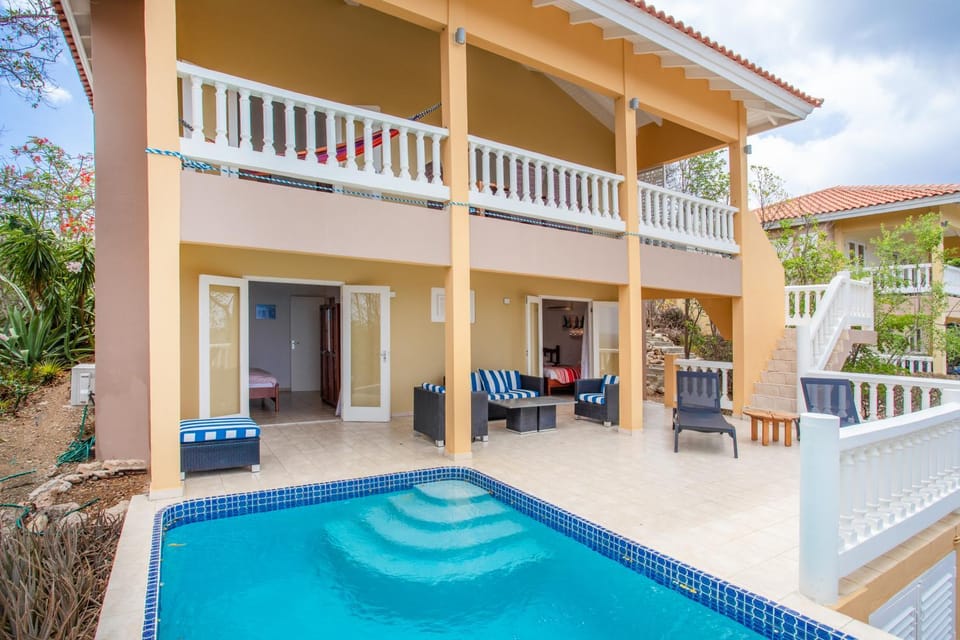 Property building, Patio, Balcony/Terrace, Swimming pool, sunbed