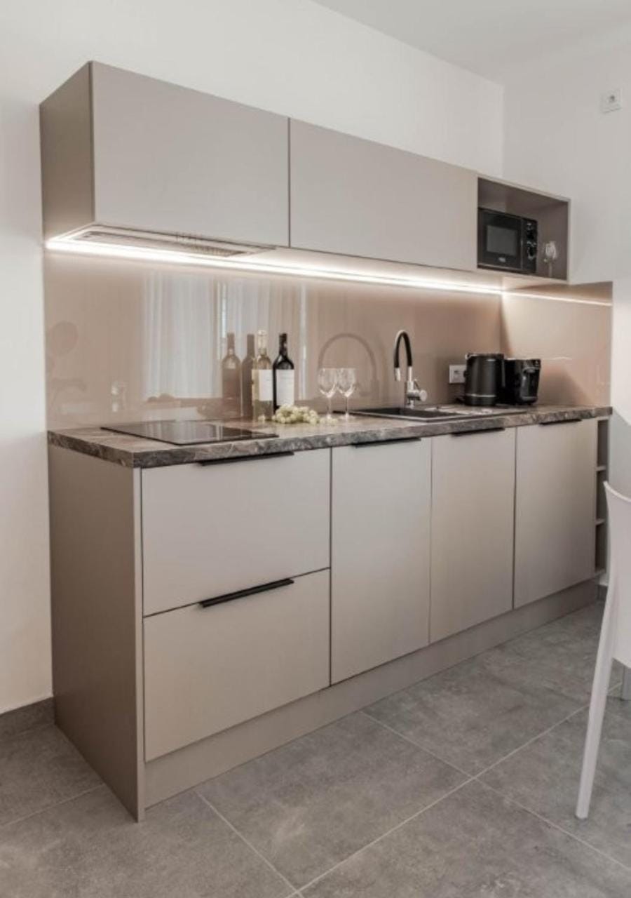 Coffee/tea facilities, Kitchen or kitchenette, Other, Other, Other, Seating area, stove