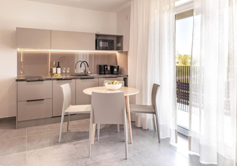 Coffee/tea facilities, Kitchen or kitchenette, Other, Other, Dining area, oven, stove