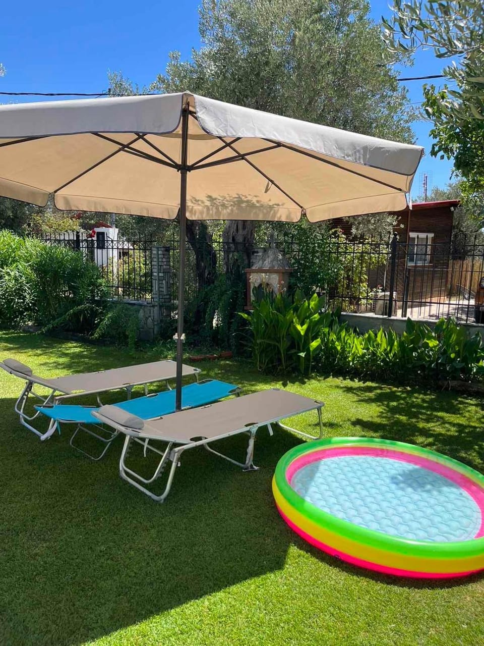 Swimming pool, sunbed
