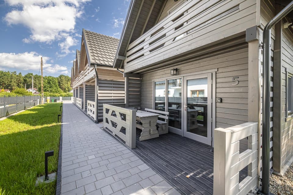 Natura Jantar - Całoroczne domy drewniane, rowery, hulajnogi, e-foil, balie z hydromasażem, sprzęt do poławiania bursztynu House in Pomeranian Voivodeship