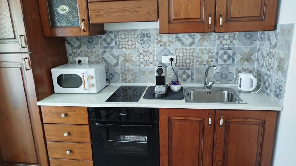 Coffee/tea facilities, Kitchen or kitchenette, stove