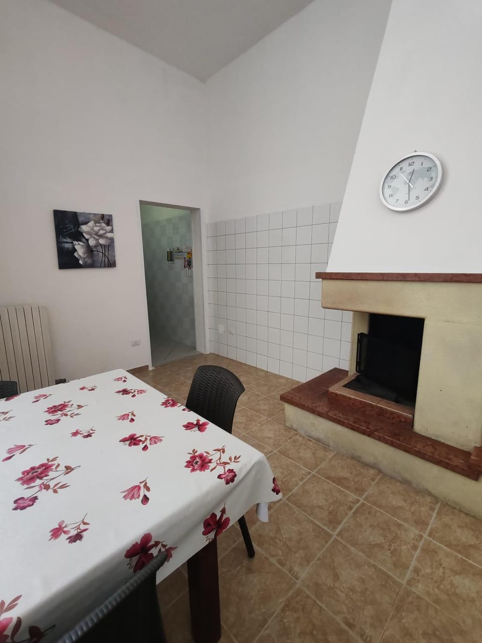 Dining area, fireplace