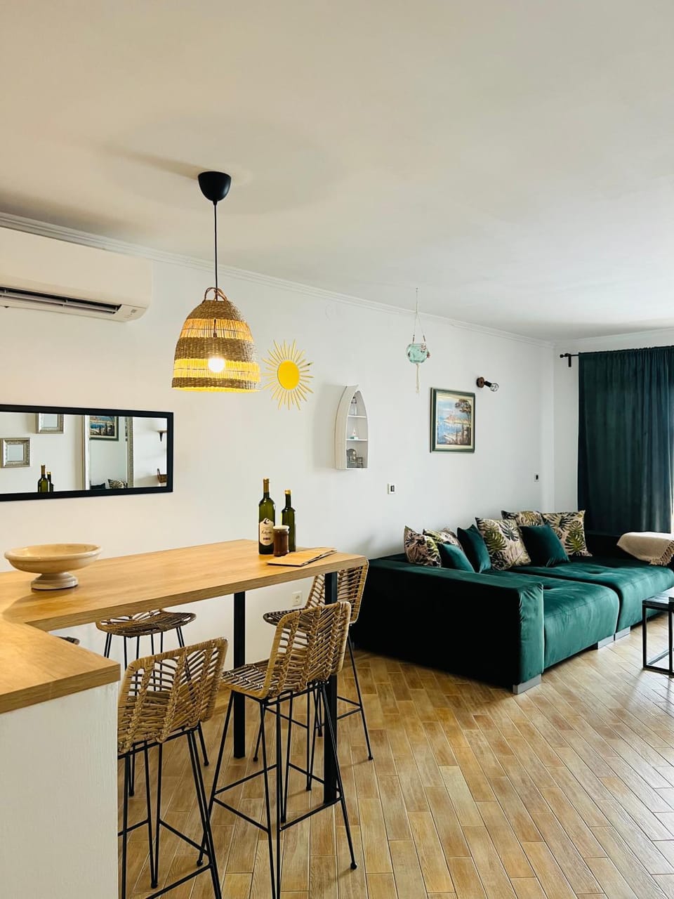 Living room, Seating area, Dining area