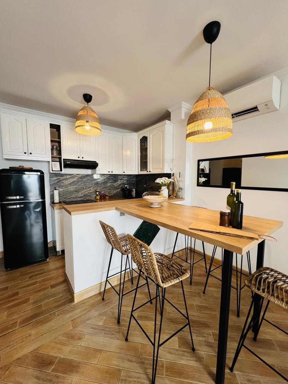 Kitchen or kitchenette, Dining area, dishwasher, minibar, oven, stove