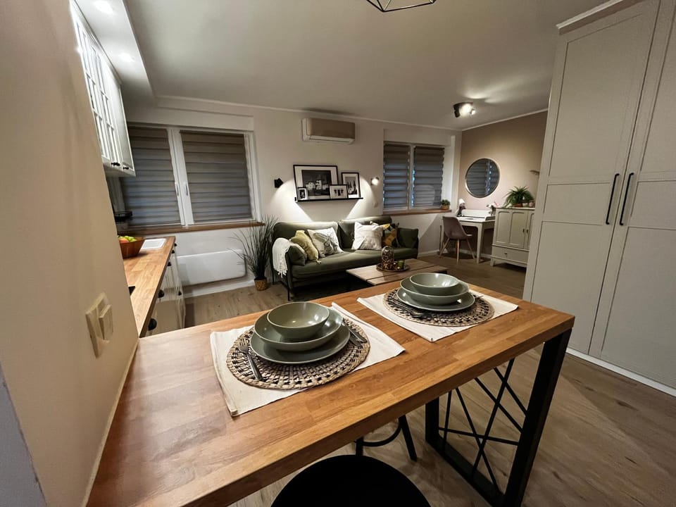 Kitchen or kitchenette, Living room, Seating area, Dining area
