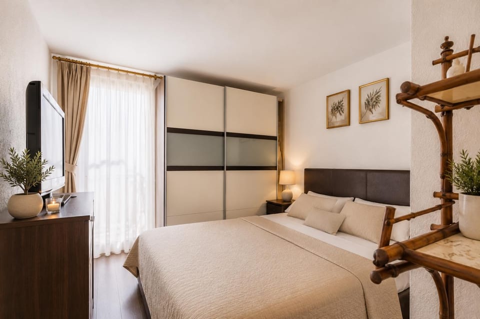 Bed, TV and multimedia, Bedroom