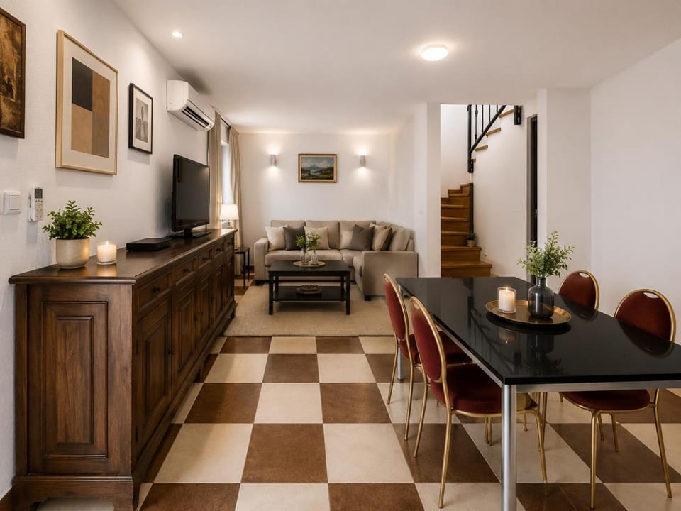 TV and multimedia, Kitchen or kitchenette, Living room, Seating area, Dining area