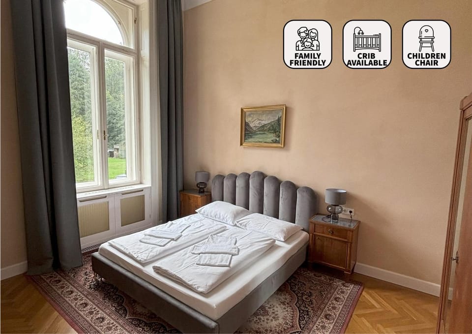 Bed, Photo of the whole room, Bedroom, Text overlay