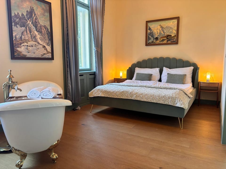 Bed, Photo of the whole room, Bedroom, Bath, towels