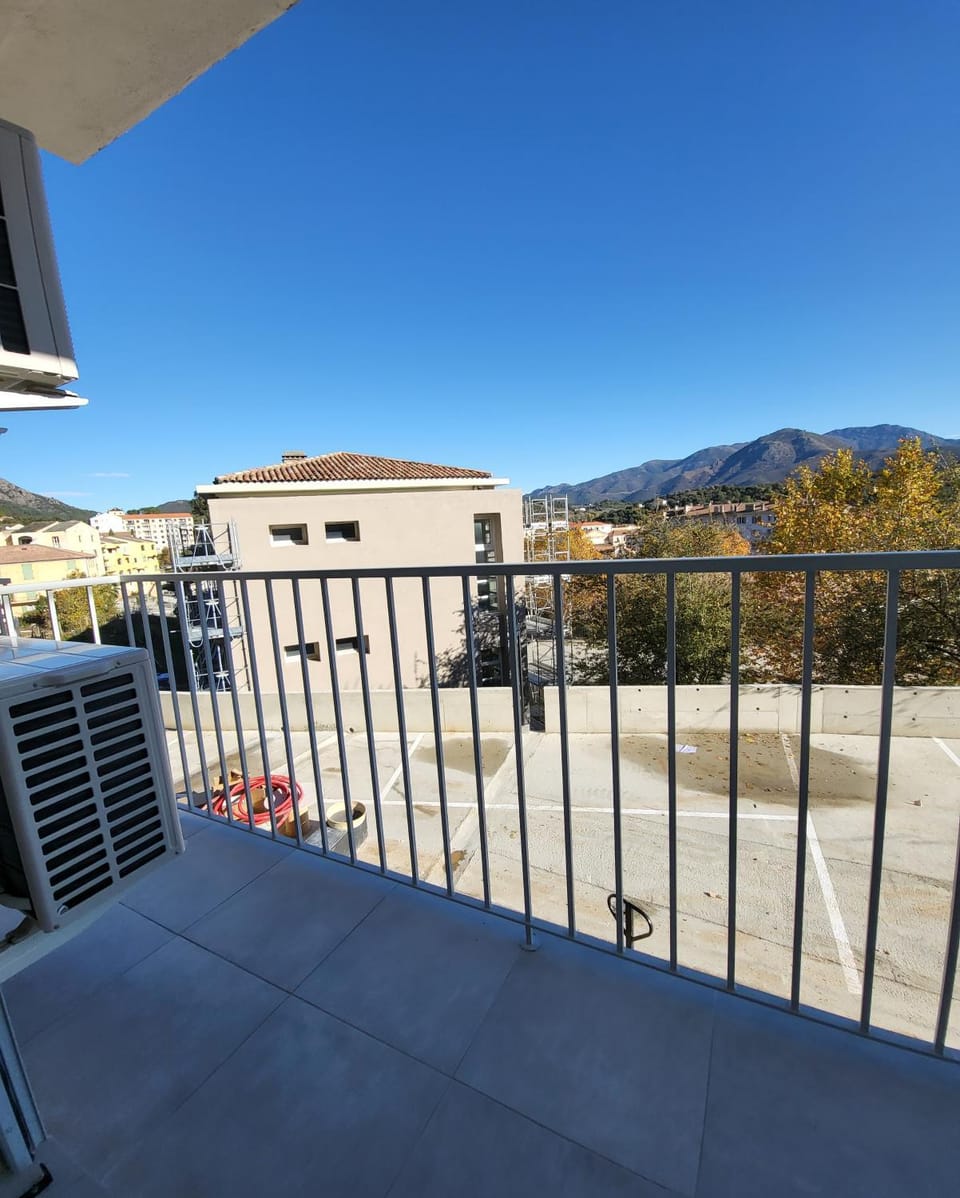 Charmant type 1 neuf en hyper centre avec parking Apartment in Corsica