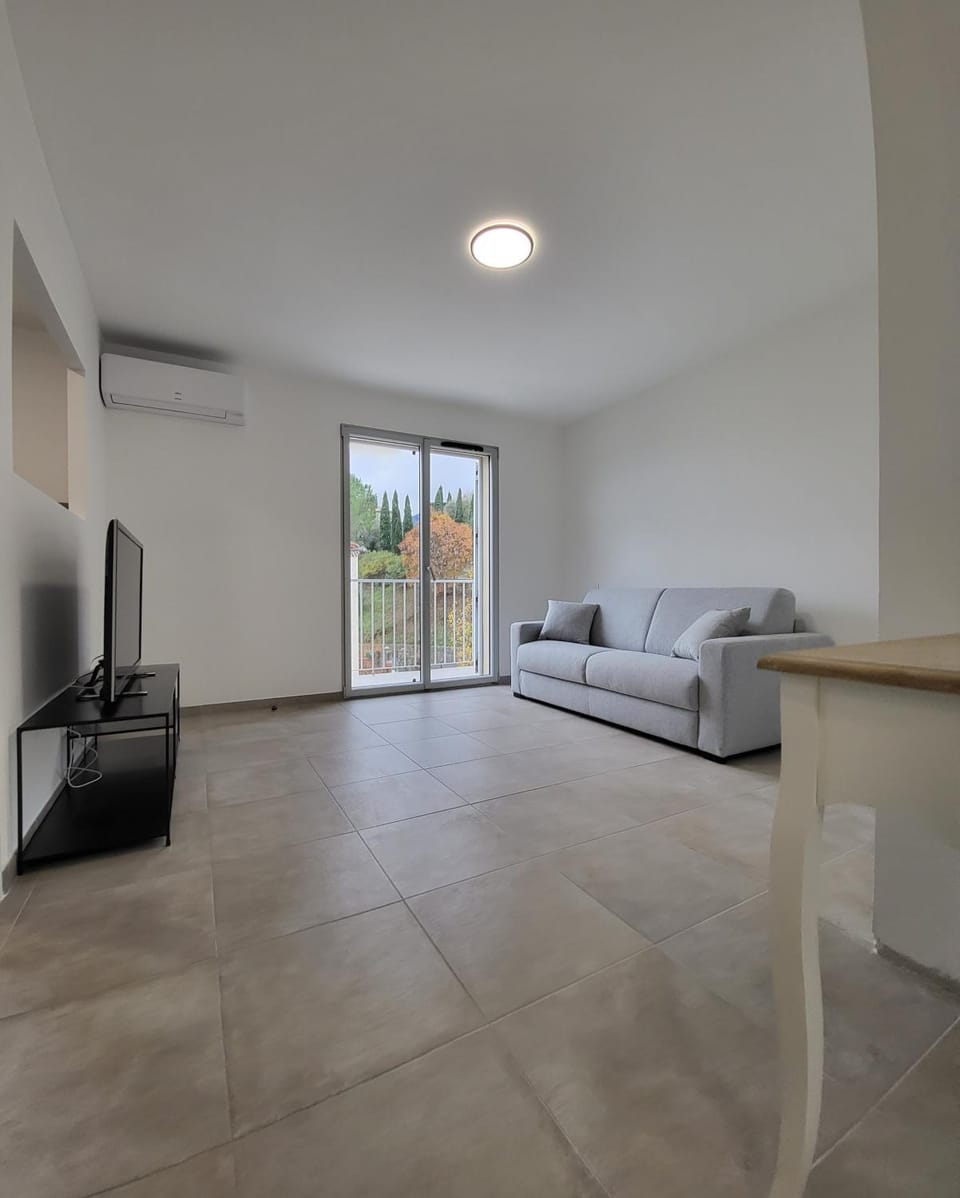 Charmant type 1 neuf en hyper centre avec parking Apartment in Corsica