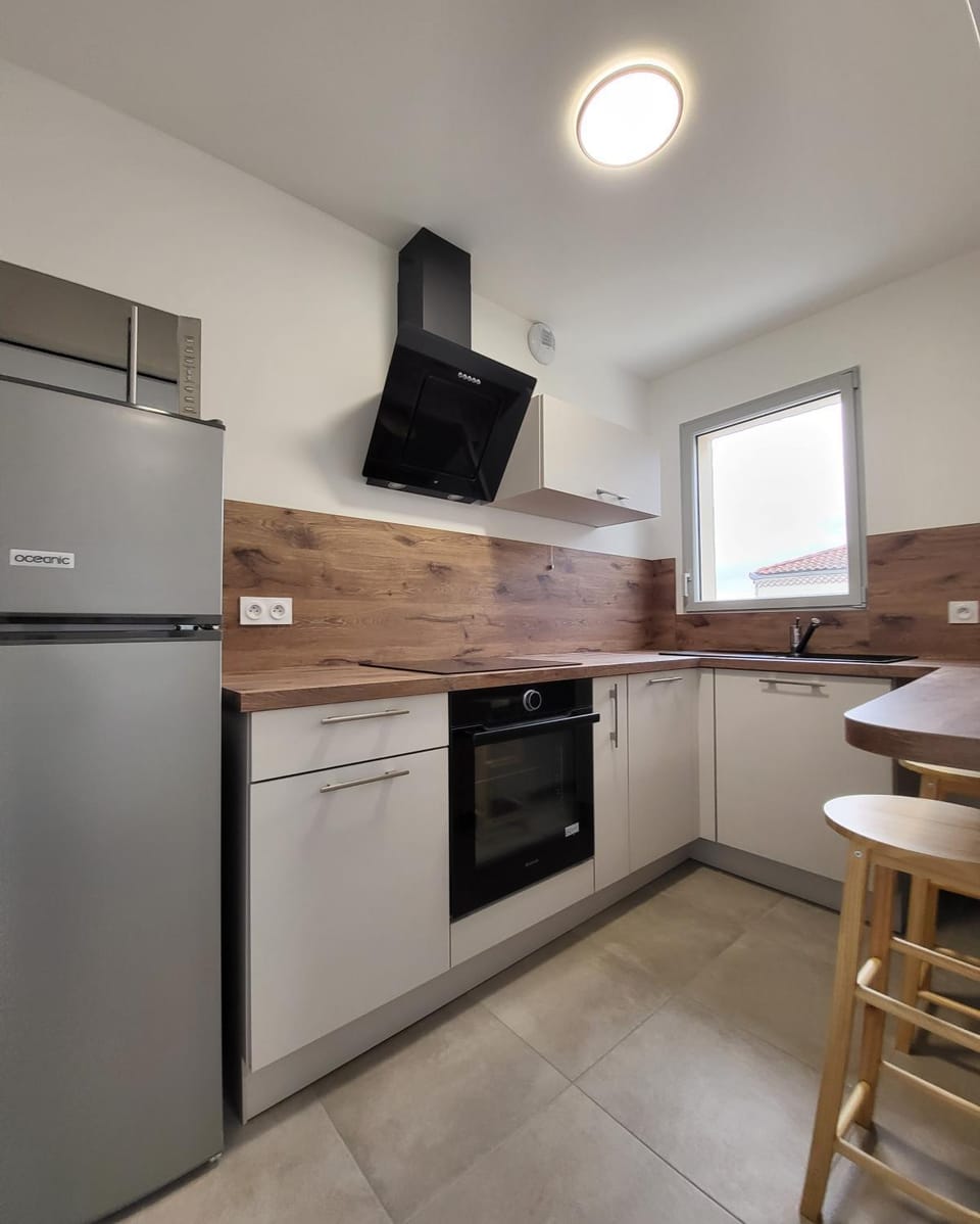 Charmant type 1 neuf en hyper centre avec parking Apartment in Corsica