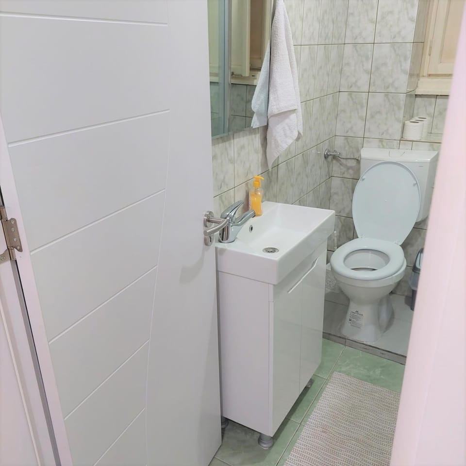 Toilet, Bathroom, towels