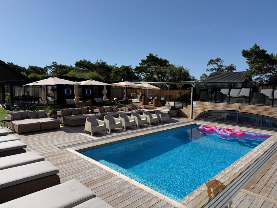 Pool view, Swimming pool, sunbed