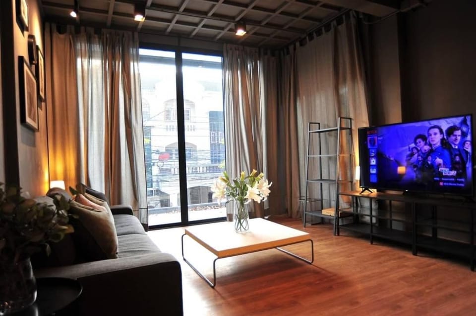 TV and multimedia, Living room, Decorative detail, Seating area, Quiet street view