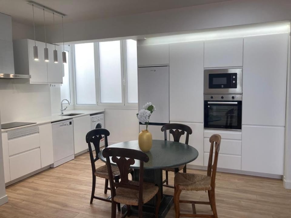 Kitchen or kitchenette, Dining area, dishwasher, minibar, pet friendly, stove, toaster