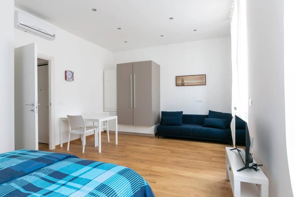 Bed, Photo of the whole room, Seating area, Bedroom, wardrobe, air conditioner