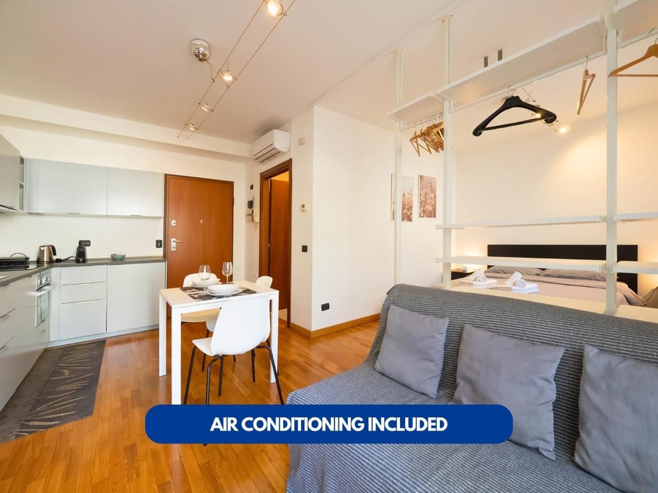 Kitchen or kitchenette, air conditioner