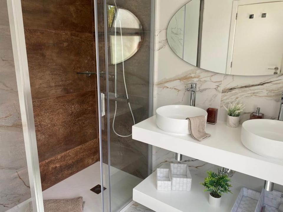 Shower, Bathroom, towels